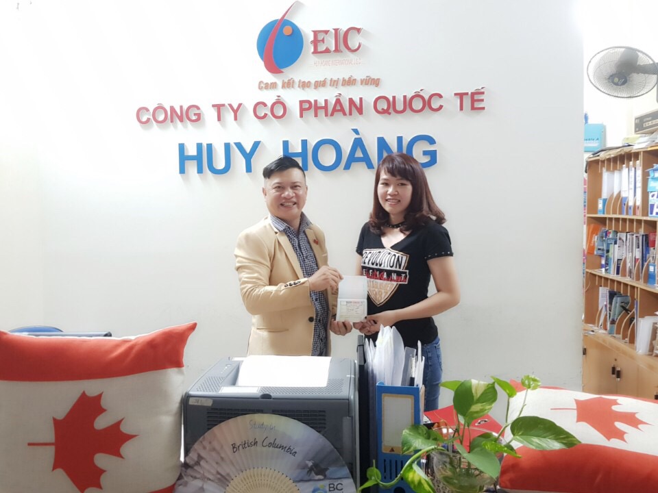 TGĐ trao visa Canada cho học sinh Nguyễn Thị Ngọc Mai